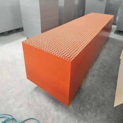 Griglia di colore arancione di dimensioni di maglia 40x40 di altezza 50mm, dimensioni del pannello 1007x4040mm, superficie concava.