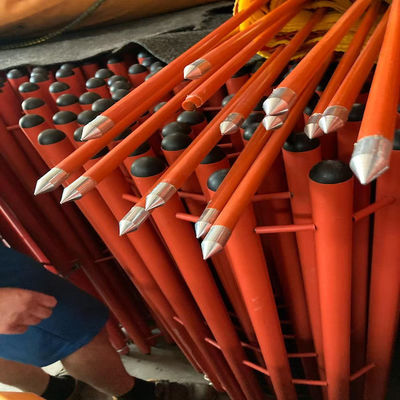 Barretta rossa in FRP di diametro 16 mm con punta di metallo fissata come segnale delle infrastrutture pubbliche