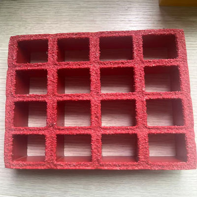 Maglia 38x38mm, griglia stampata in FRP di colore rosso., superficie antiscivolosa con ghiaia sulla superficie.
