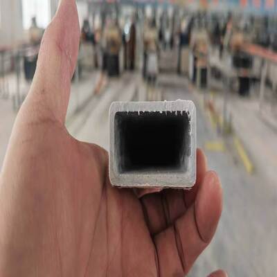 Profili in tubo rettangolare in FRP resistente al calore realizzati con velo di poliestere e resine insature che forniscono isolamento elettrico e durata