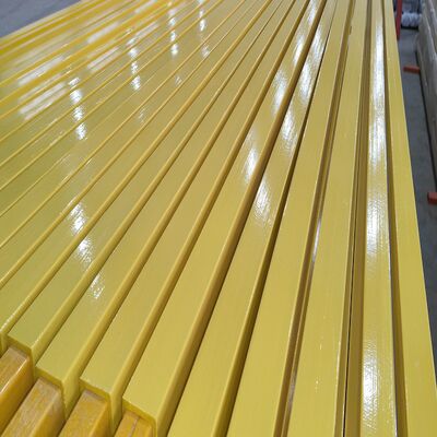 Tubo rettangolare in FRP ottenuto tramite processo di pultrusione, con finitura superficiale a pennello con vernice specifica, per soddisfare elevate esigenze di levigatezza superficiale e aspetto estetico