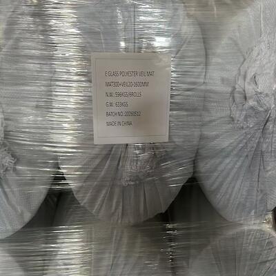 E Glass Polyester Veil Mat Wholesale MAT300+VEIL20 1600MM, 6 rotoli per lotto, E-glass fiber veil mat per FRP composite, resistente alla corrosione, fabbricato in Cina con fornitura di lotti stabili.