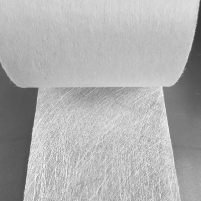 La stuoia combinata combinata con uno strato dei fili tagliati 270g/m2 che aggiungono uno strato della stuoia di superficie 30g/m2 per fare ha finito liscio